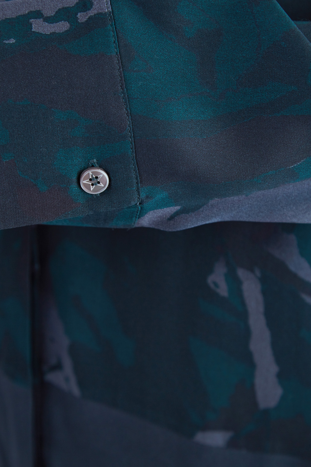 Блузка свободного кроя с абстрактным принтом и однотонной нижней кромкой LORENA ANTONIAZZI, цвет бирюзовый, размер 42;46 - фото 5